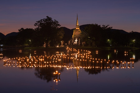 泰国Sukhothai历史公园LoyKratong节寺庙佛像上的光图片