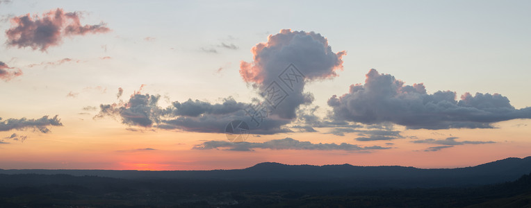 可汗夕阳下的可可山泰国菲察布省背景