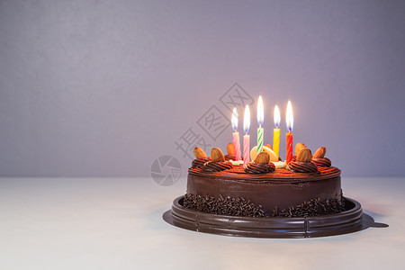 巧克力蛋糕生日快乐点着蜡烛图片