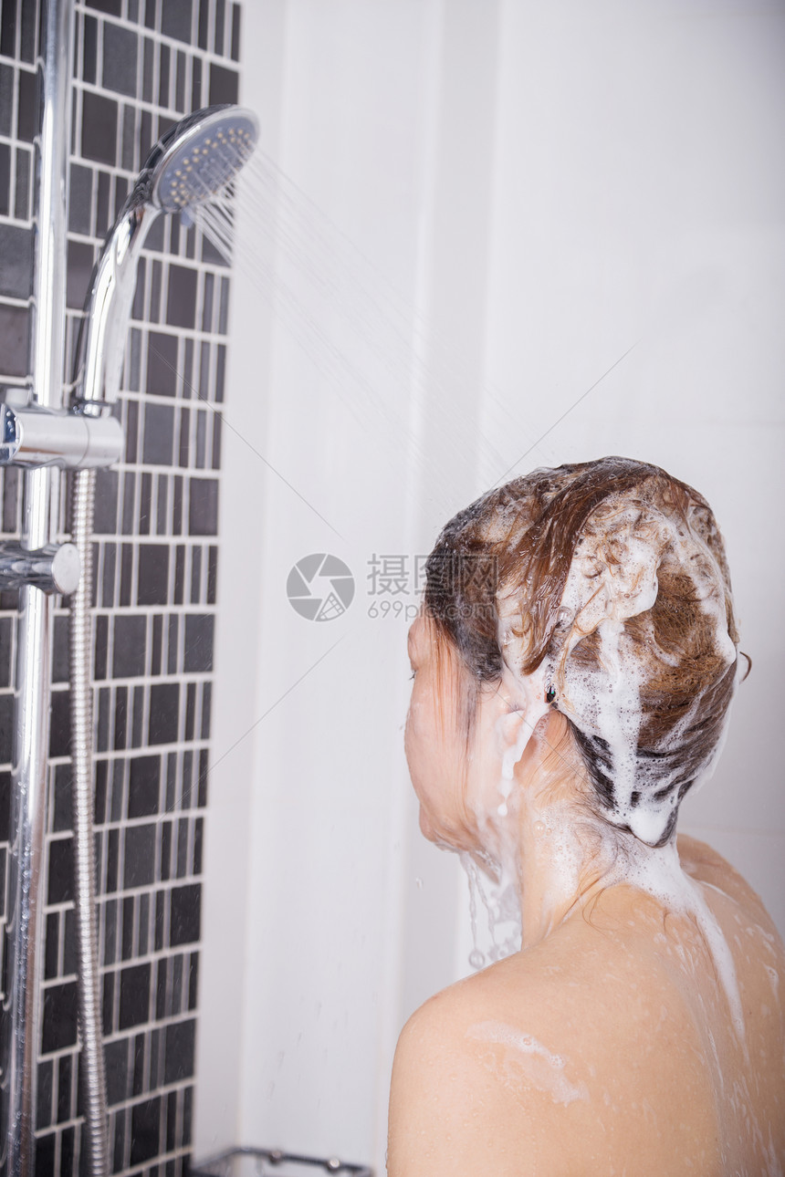 洗头和发水澡时头和发的妇女图片