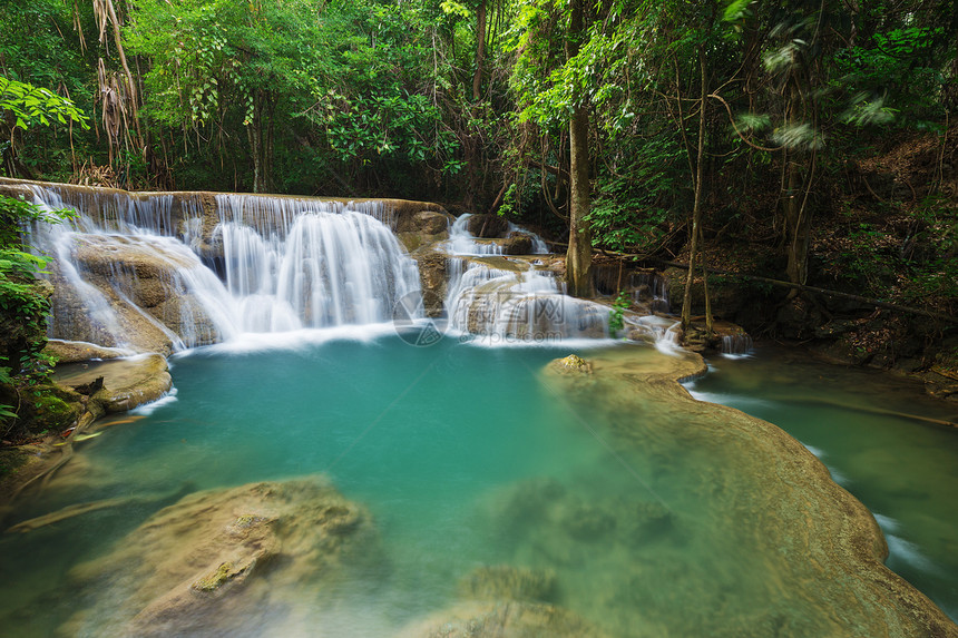 泰国坎查那布里省KhueanSrinagarindra公园的HuayMaeKamin瀑布图片