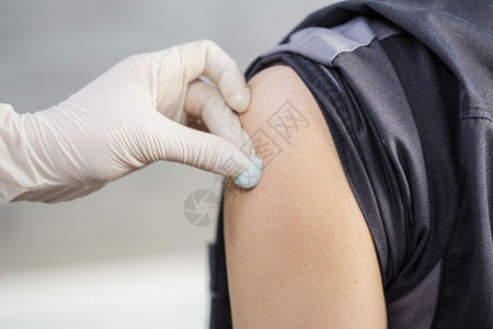 接种疫苗后通过棉花除去手臂皮图片
