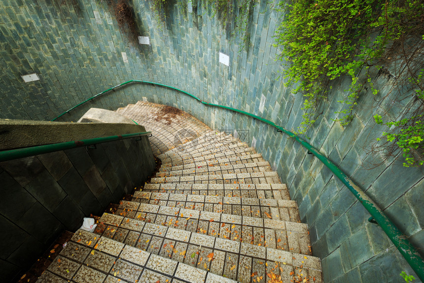 新加坡坎宁堡公园地下通道螺旋楼梯图片