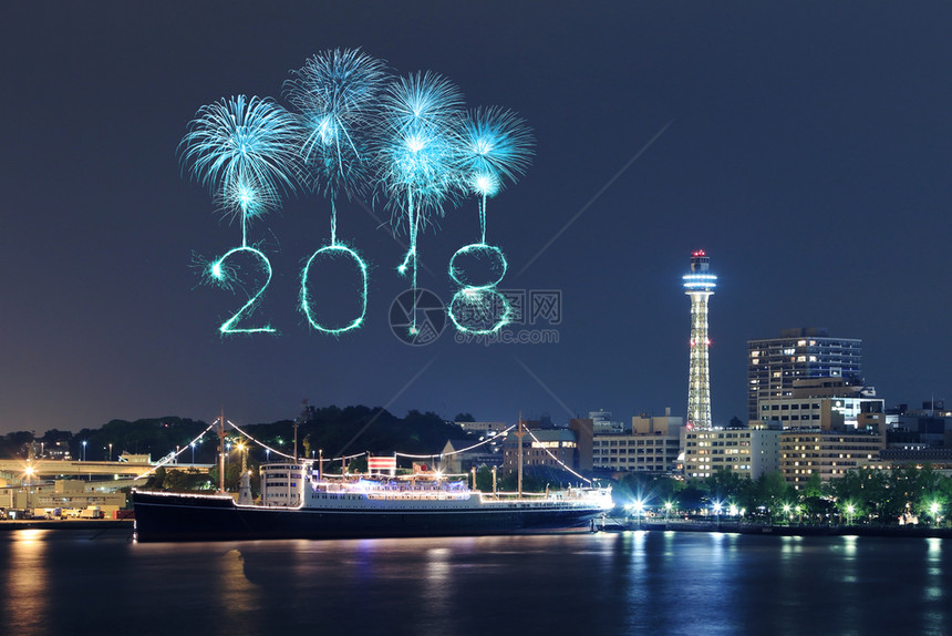 2018年新烟火闪电与横滨市风在日本夜间欢庆图片