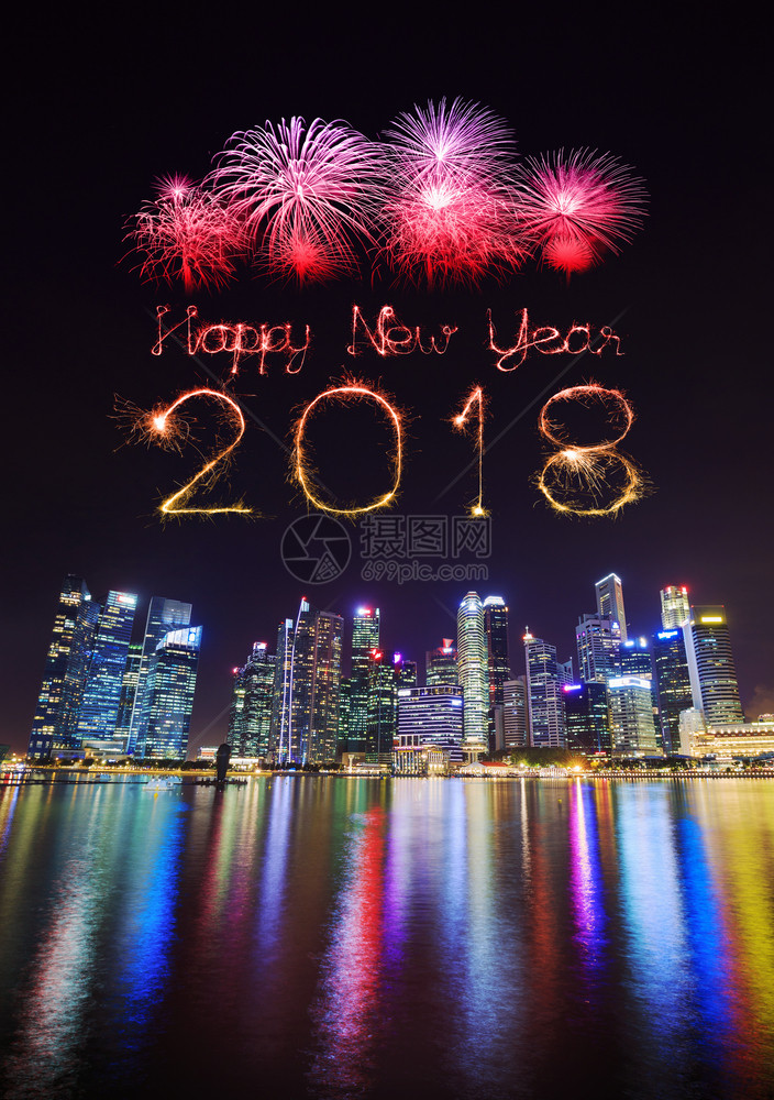 与新加坡市中央商业区大楼在夜里一起庆祝2018年新烟火Sparkle图片