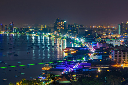 泰国巴塔亚市和许多夜间靠岸的船只背景图片