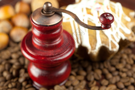 咖啡研磨机加冰的蛋糕果子和竹垫上的咖啡豆图片