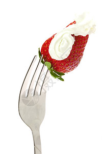 白纸上隔离的叉子草莓和奶油图片