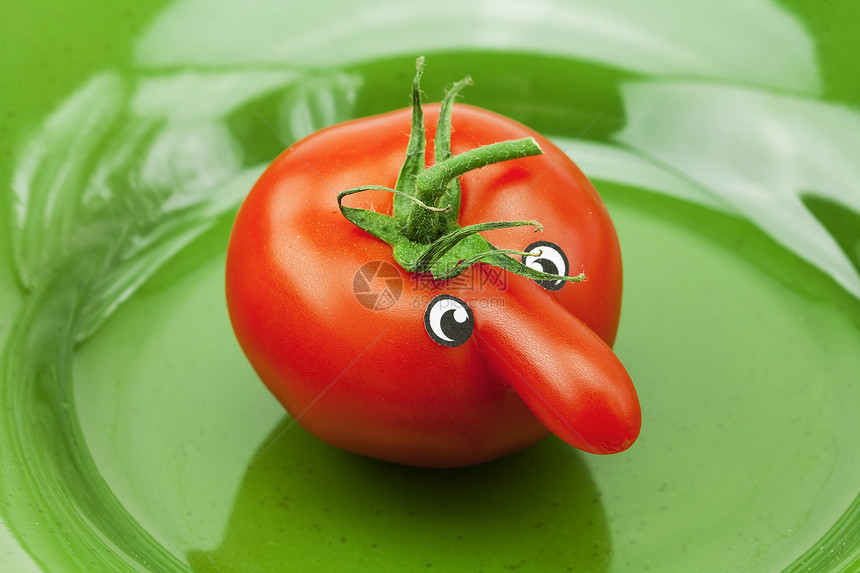青菜上满鼻子的西红柿图片