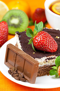 柠檬茶巧克力木薯蛋糕和草莓图片