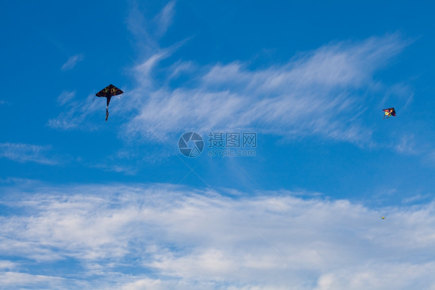 在蓝天背景上飞着风筝图片