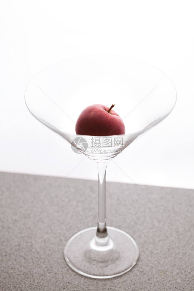 白色背景的玻璃杯中苹果马提尼图片