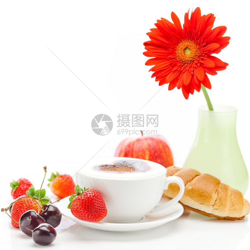 杯中卡布奇诺以红心Gerberaapplecherrycroissant和草莓的形状孤立在白色上图片