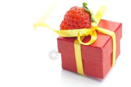 红色礼品盒和草莓白图片