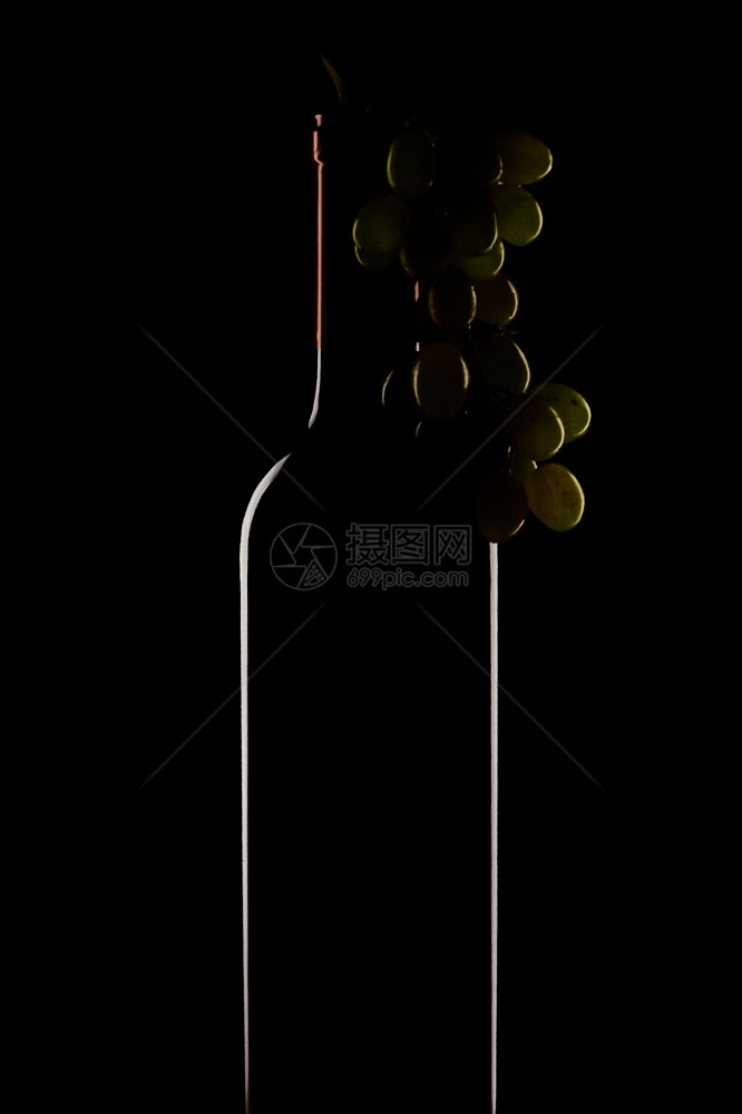 酒瓶和黑底的葡萄图片