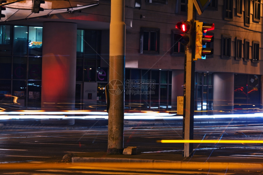 黑夜中的行车道路图片