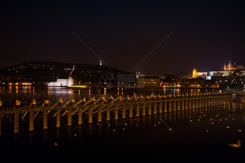 夜色中美丽的布拉格城堡图片
