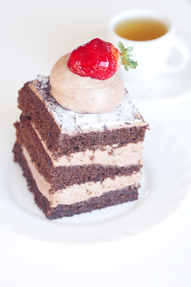 美丽的蛋糕有草莓和茶叶白色背景的图片