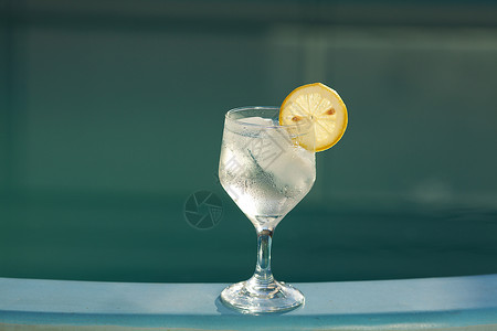 冰乌伦游泳池和一杯加冰柠檬的葡萄酒杯背景