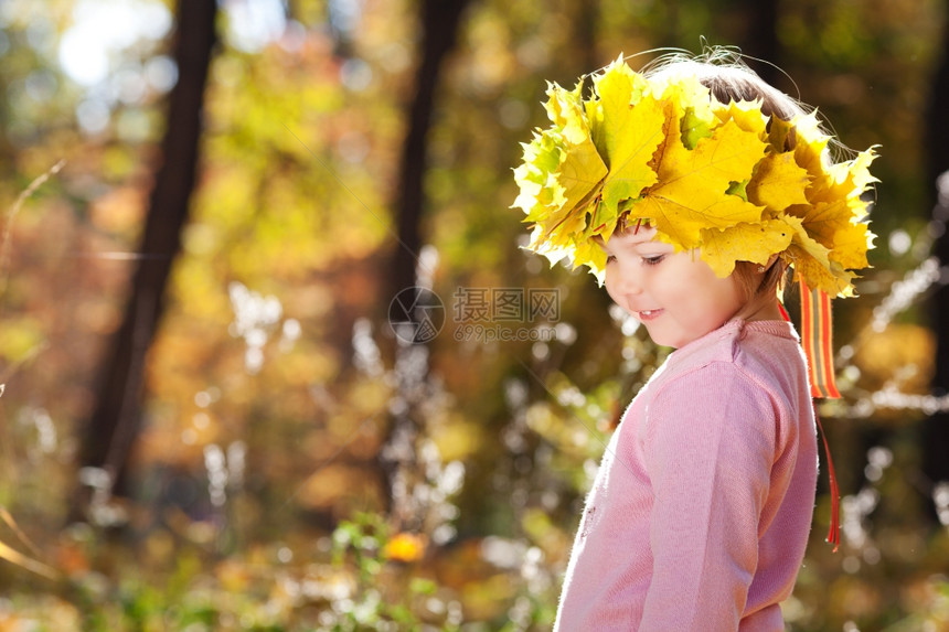 美丽的小女孩在秋天的森林中图片