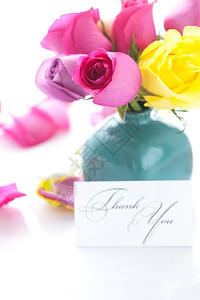 粉红玫瑰花束瓶花朵瓶和卡片的朵背景