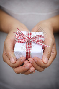 白色礼物盒妇女手握概念上的圣诞节和新年或给予特殊时间背景图片