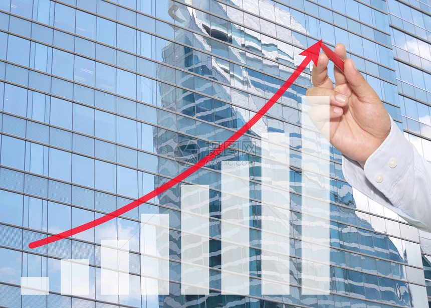 商人用红色笔指向顶层商业图人用红色笔指向玻璃墙壁上高楼背景投资和利润概念的顶层商业图图片