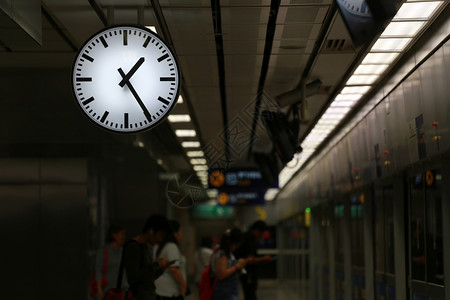 时钟在地铁站间和旅行的概念图片