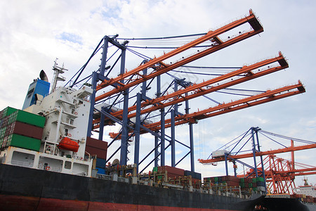 大起重机用于装卸白天在海港装卸大起重机用于装卸背景图片