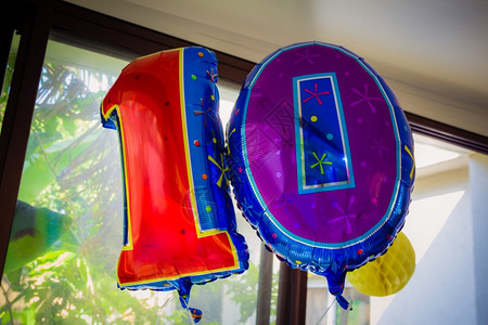 10岁生日气球蓝色红和紫图片