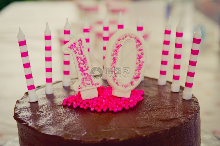 蛋糕装饰在10号的图上由白粉和红色的糖浆果制成在棕色巧克力蛋糕上装饰还有10个蜡烛图片