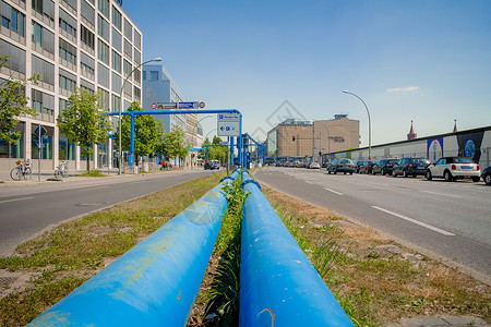 德国柏林2017年5月9日柏林市街道上的蓝色管由于该市地下水位高这些管道被用于抽水从建筑工地抽水背景图片