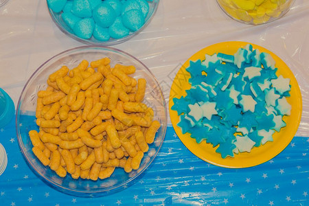 孩子们生日聚会上碗里放着五颜六色的甜甜可口的软糖和小吃图片