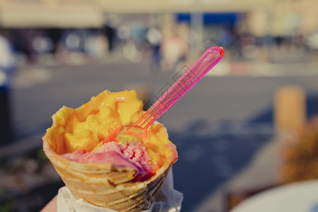 夏季下午时间持有热带冰淇淋甜筒图片