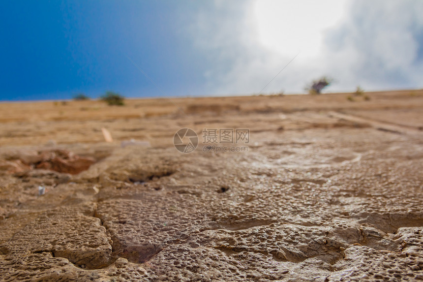 关闭耶路撒冷以色列旧城西墙的低角度视野在砖块之间的裂缝中有许多人向赫伯伊特神恳求和请图片