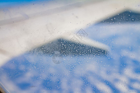 冷冻的冰晶凝结在飞机的窗户上图片