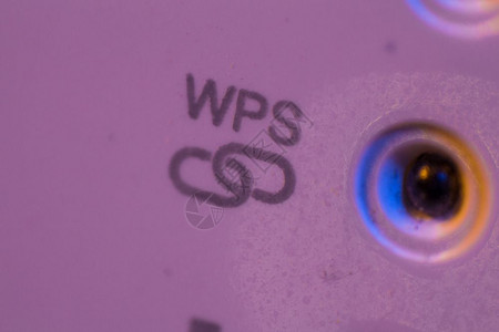 WPS符号信连接状态的宏引导光线WiFi转发器设备在墙上的电插座中有助于扩展家庭或办公室的无线网络电信高清图片素材