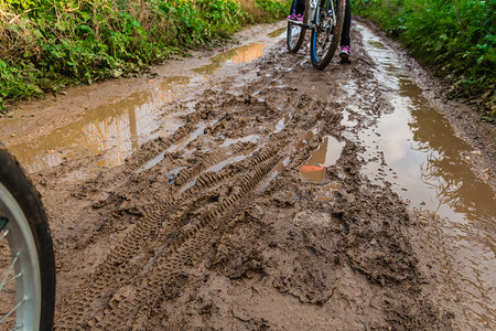 骑自行车穿过泥土路高清图片
