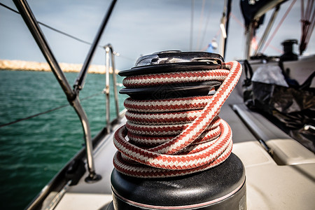 在海上的帆船用红白色绳子和的Winch背景图片