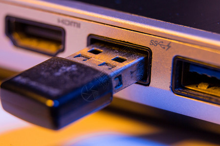 关闭插入膝上型电脑边端口的USB闪存驱动器图片