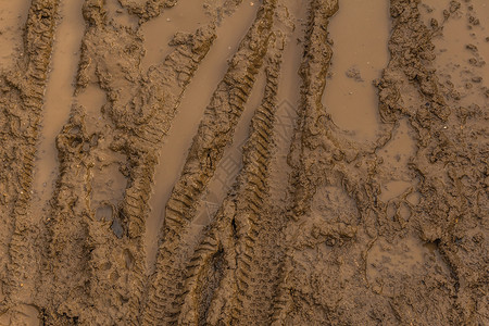 潮湿的棕色泥土和自行车轮胎轨迹的纹理高清图片