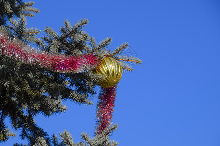 圣诞树上的小叮当玩具球和其他装饰品露天新年树的装饰品新年树的装饰品圣诞树上的小叮当球和其他装饰品露天设计图片