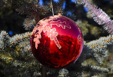 圣诞树上的小叮当玩具球和其他装饰品露天新年树的装饰品新年树的装饰品圣诞树上的小叮当球和其他装饰品露天设计图片