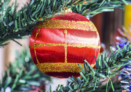 装饰圣诞树的玻璃珠装饰圣诞树的玻璃珠金箔球和玩具装饰杉木图片
