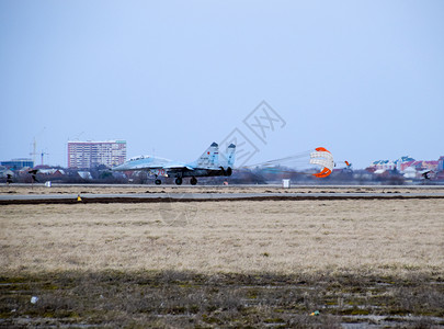 飞机在俄罗斯克拉诺达尔机场降落高清图片