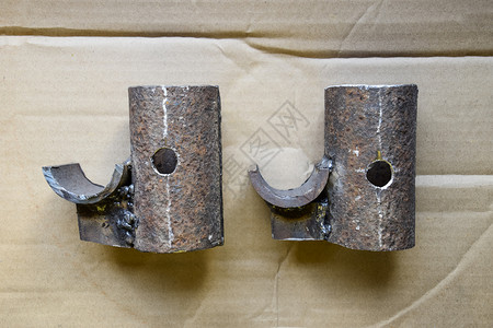 用电焊焊接零件和焊条使用研磨机和焊接的痕迹用电焊焊接零件和焊条图片