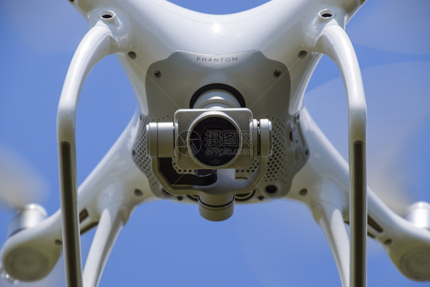 俄罗斯克拉诺达尔2017年5月3日飞行中的DJI幻影4号无人机用白云对着蓝天的四轮机械直升在空中的飞行DJI幻影4号无人机在飞行图片
