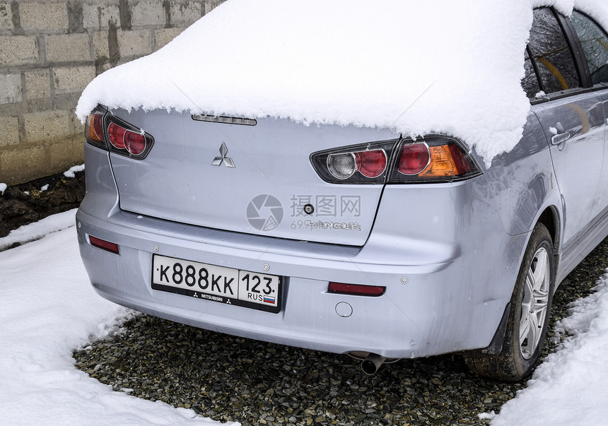 被雪覆盖的车辆图片