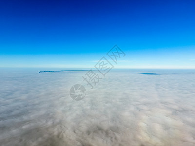 在雾上方的天空中日出在雾上云地天空雾背景图片