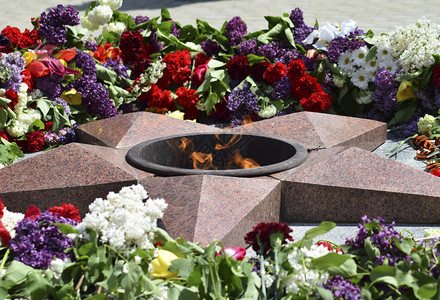 永恒的火焰配有花朵的永恒火焰5月9日伟大战争胜利的庆典图片